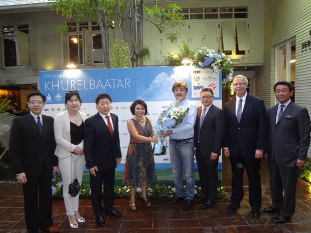 Зураач Ч.Хүрэлбаатарын үзэсгэлэн Тайландад нээлтээ хийлээ